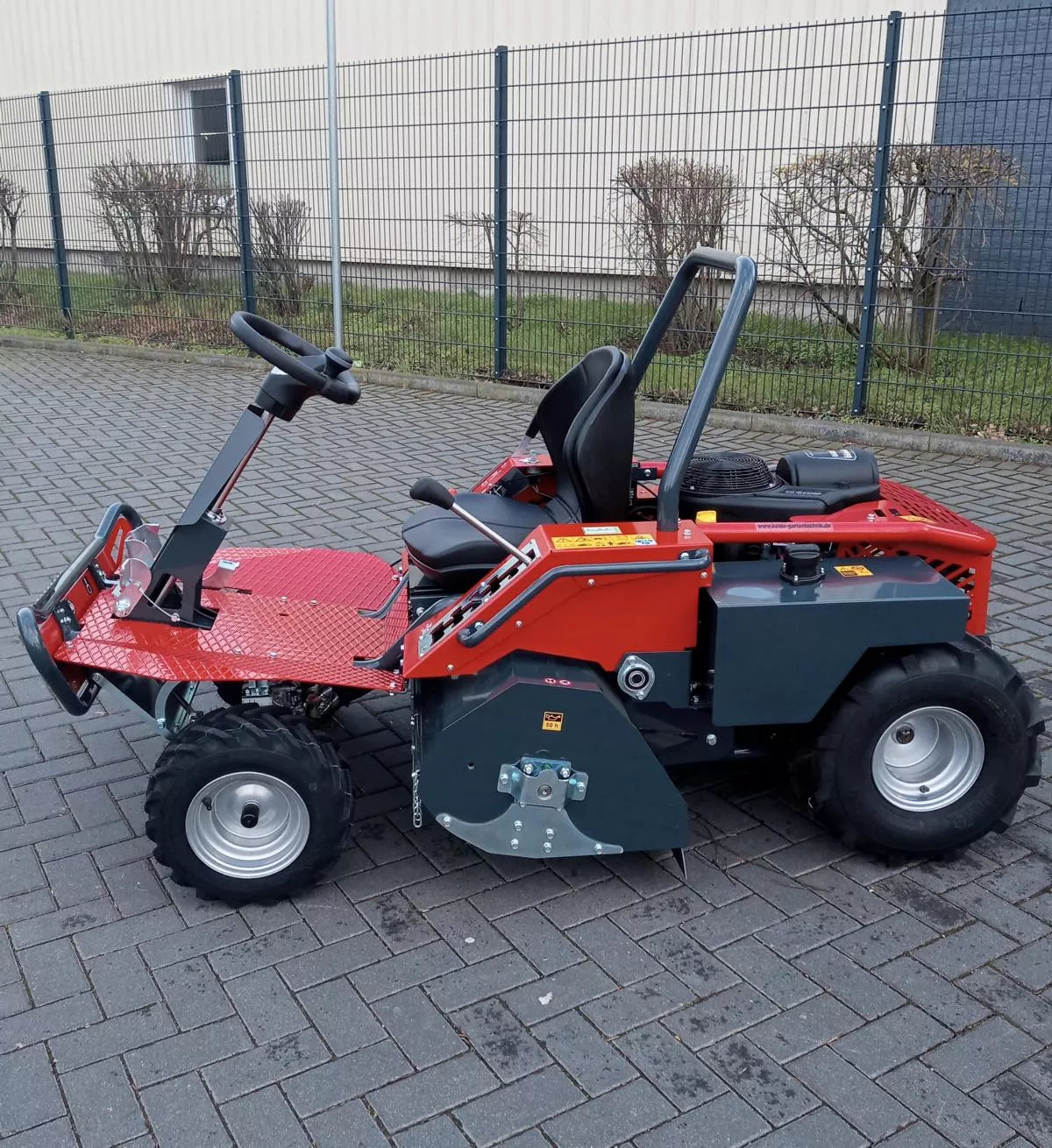 Benassi Schlegelmäher Aufsitzmäher FOX 95 4WD - Allrad - Baumawelt.de - NB Baumaschinen 