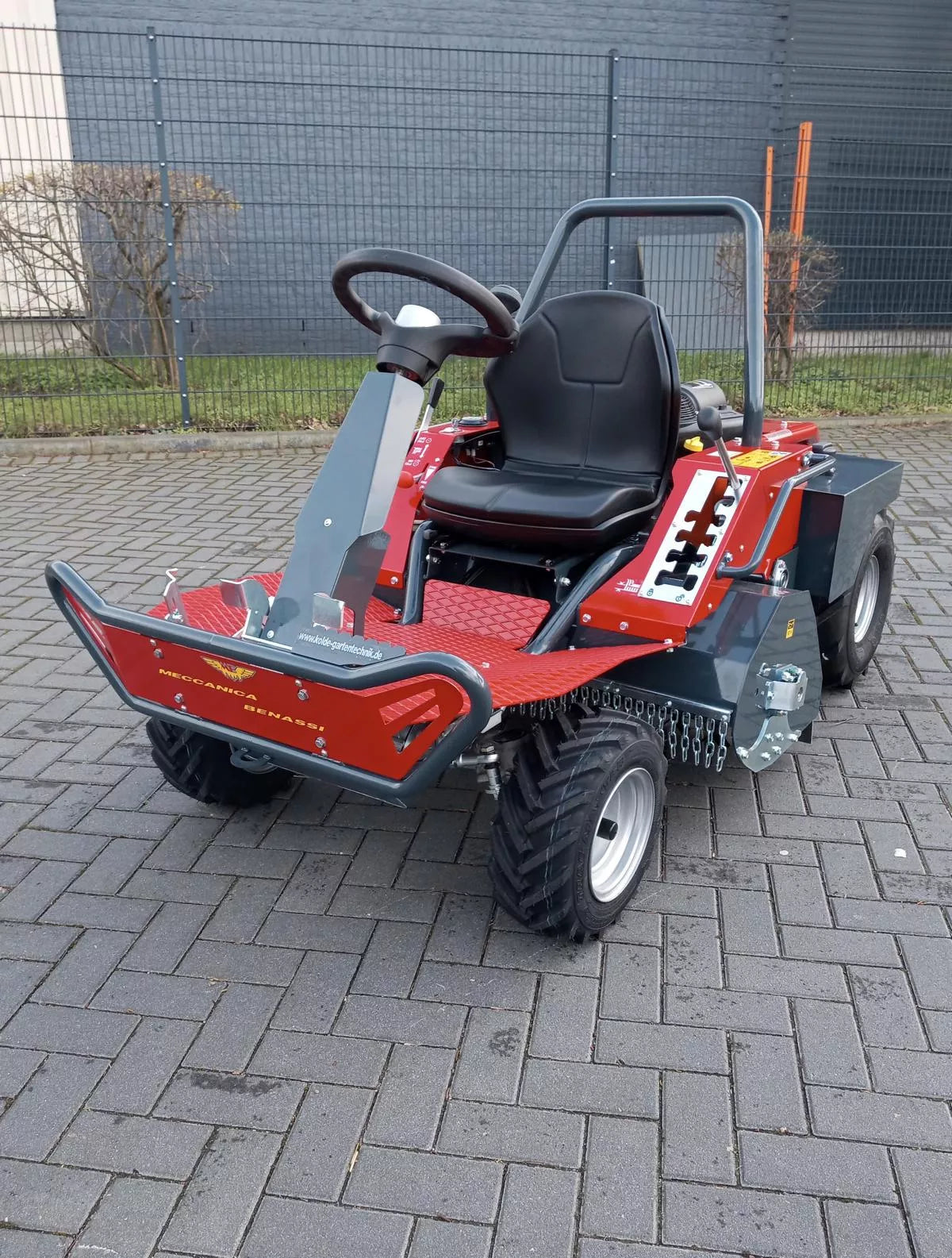 Benassi Schlegelmäher Aufsitzmäher FOX 95 4WD - Allrad - Baumawelt.de - NB Baumaschinen 
